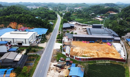 Nhà máy chế biến gỗ của Công ty TNHH lâm sản Hưng Thịnh bị người dân phản ánh có dấu hiệu lấn chiếm hành lang an toàn đường cao tốc Thái Nguyên - Chợ Mới.