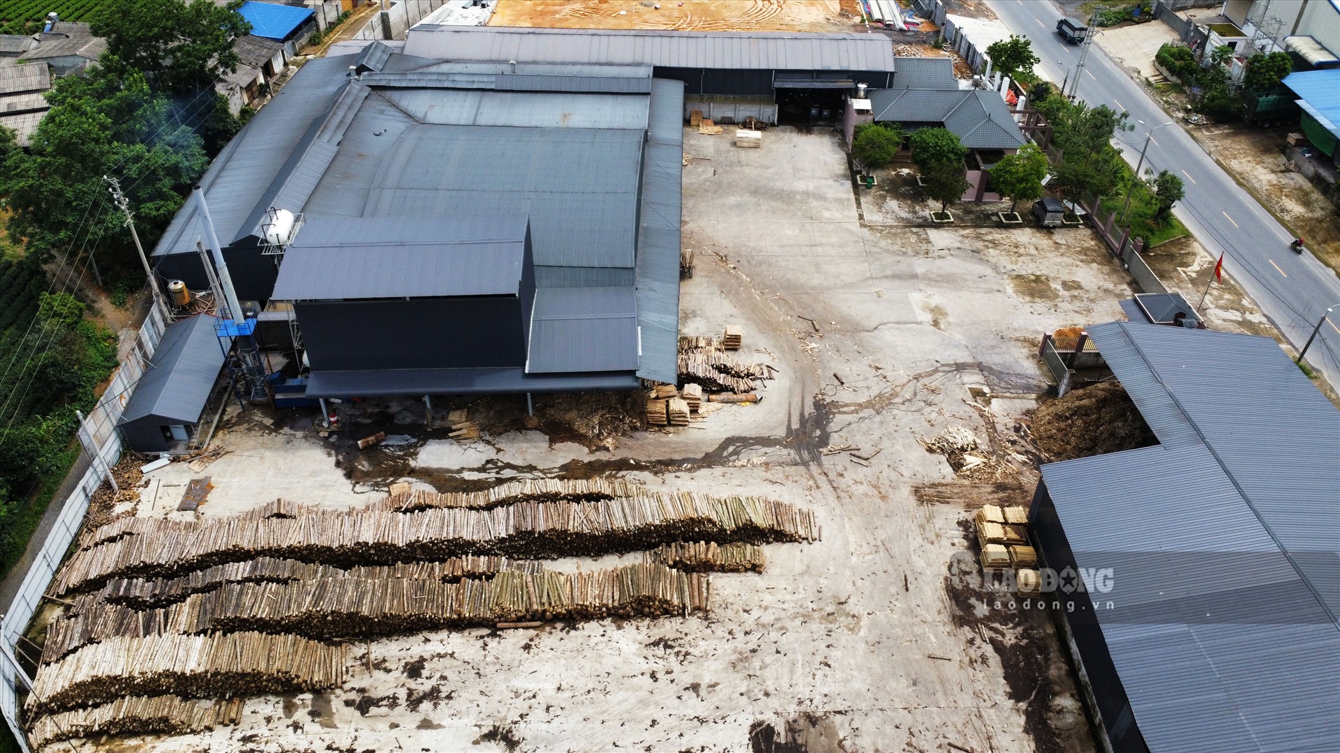 Còn theo ghi nhận thực tế của PV vào ngày 28.6, trong khuân viên nhà xưởng chế biến gỗ của Công ty Hưng Thịnh, gỗ nguyên liệu được tập kết ngoài sân, một số vị trí xuất hiện dòng nước đen chảy trên bề mặt kèm vỏ gỗ đang trong quá trình phân huỷ.