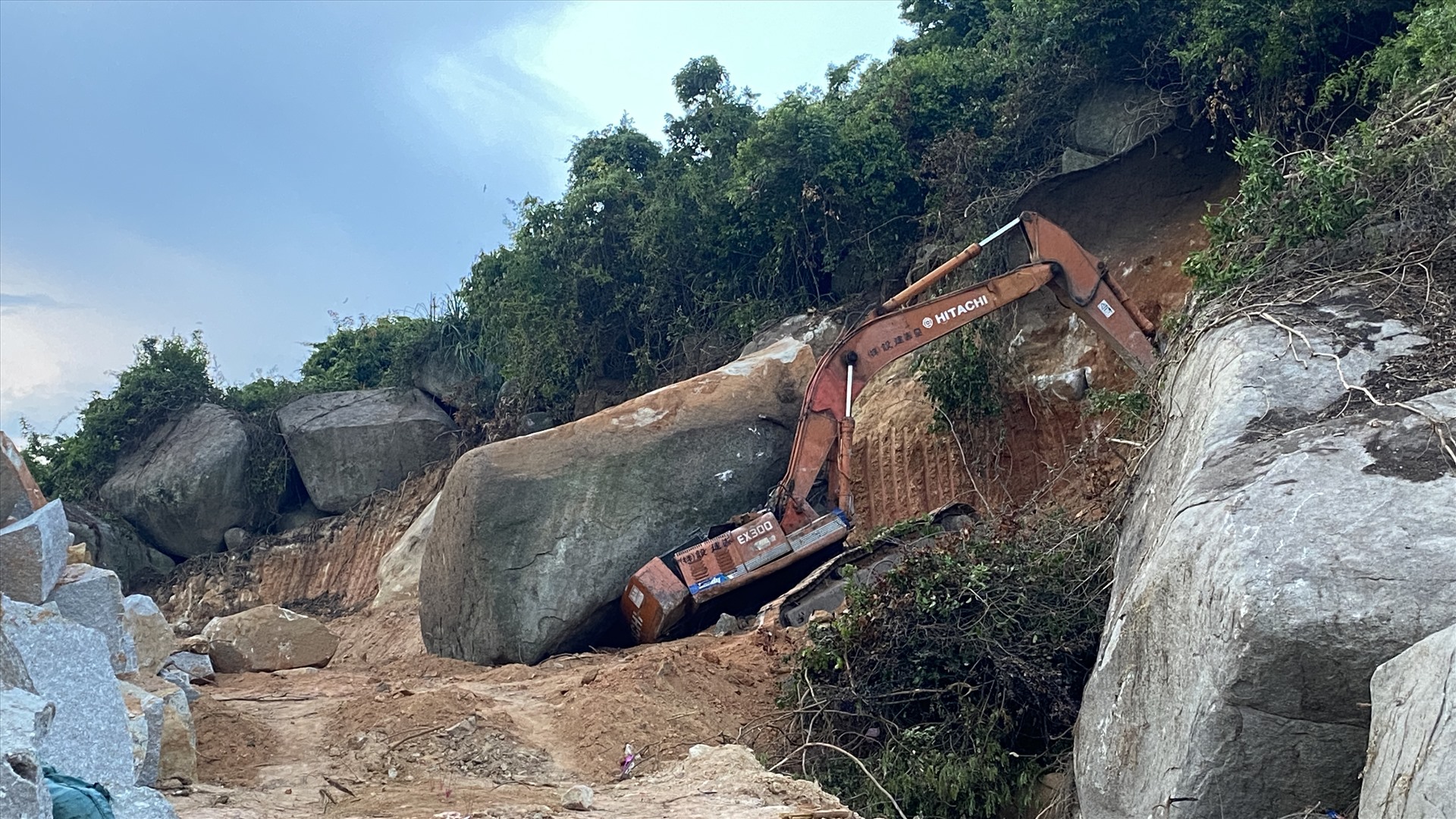 Chiếc xe múc bị tảng đá đè bẹp khiến tài xế tử vong tại chỗ. Ảnh: Hoài Anh