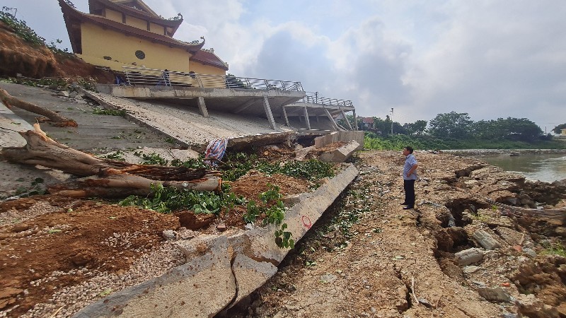 Tại khu vực đền Mẫu đã xảy ra sự cố sập toàn bộ bờ kè sông Phó Đáy, đồng thời xảy ra sụt lún, xuất hiện những vết nứt lớn.