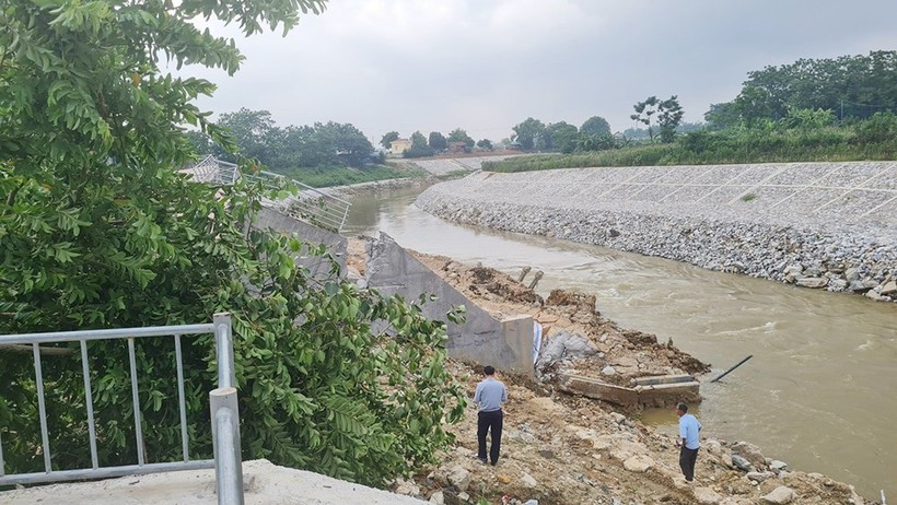 Tại khu vực đền Mẫu đã xảy ra sự cố sập toàn bộ bờ kè sông Phó Đáy, đồng thời xảy ra sụt lún, xuất hiện những vết nứt lớn. 