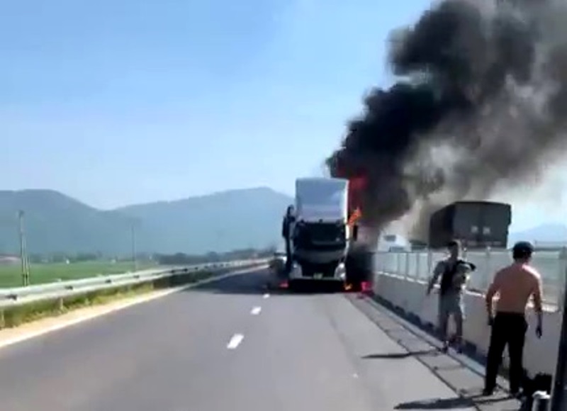 Thời điểm chiếc xe cháy dữ dội trên đường cao tốc. Ảnh: Cắt từ clip