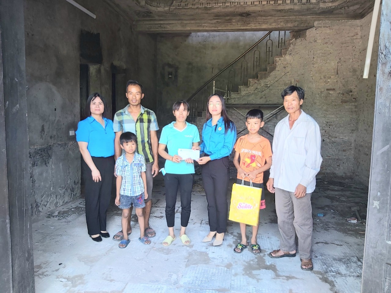 Công đoàn các Khu công nghiệp Phú Thọ trao quà hỗ trợ cho gia đình đoàn viên bị cháy nhà. Ảnh: Quang Châm