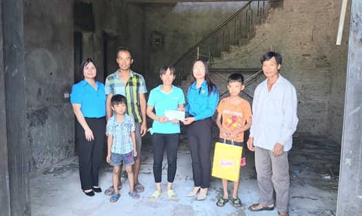 Công đoàn các Khu công nghiệp Phú Thọ trao quà hỗ trợ cho gia đình đoàn viên bị cháy nhà. Ảnh: Quang Châm