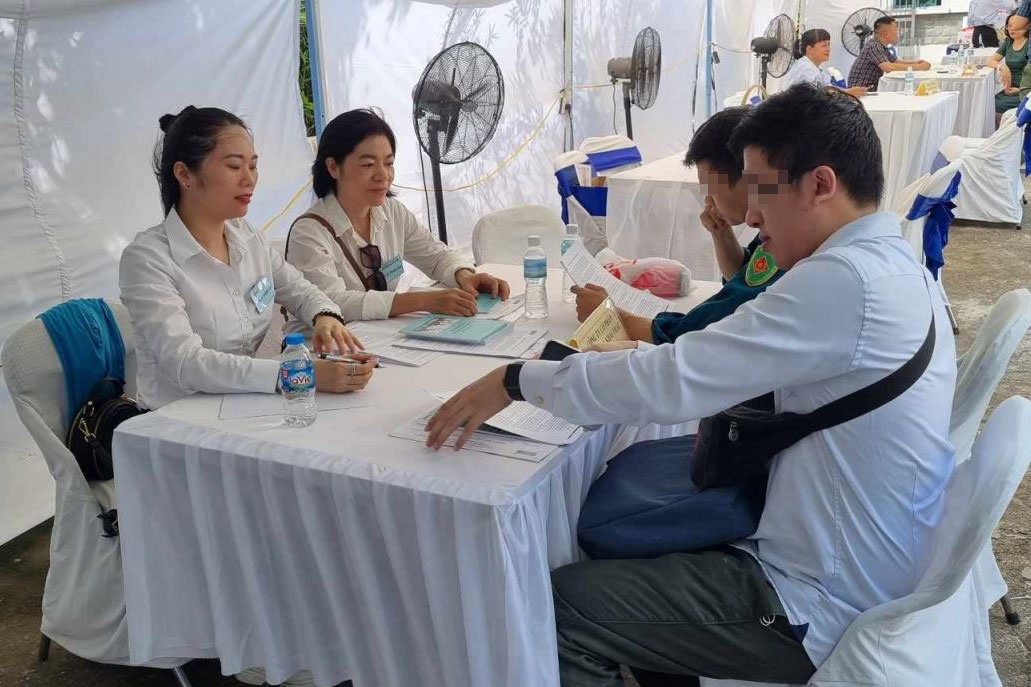 Người lao động đến phỏng vấn, tìm kiếm việc làm. Ảnh: Xuân Minh