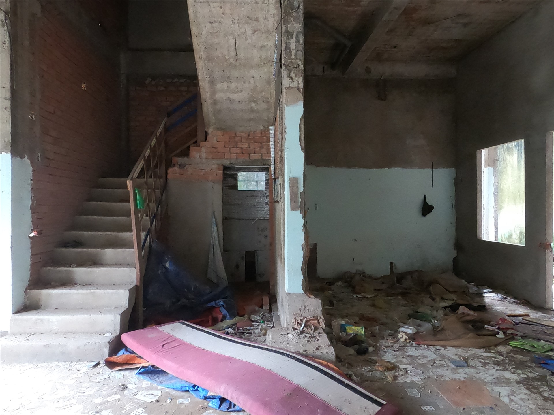 Theo ghi nhận của Lao Động, bên trong những căn biệt thự bỏ hoang, rác thải nằm chất đống giữa nhà.