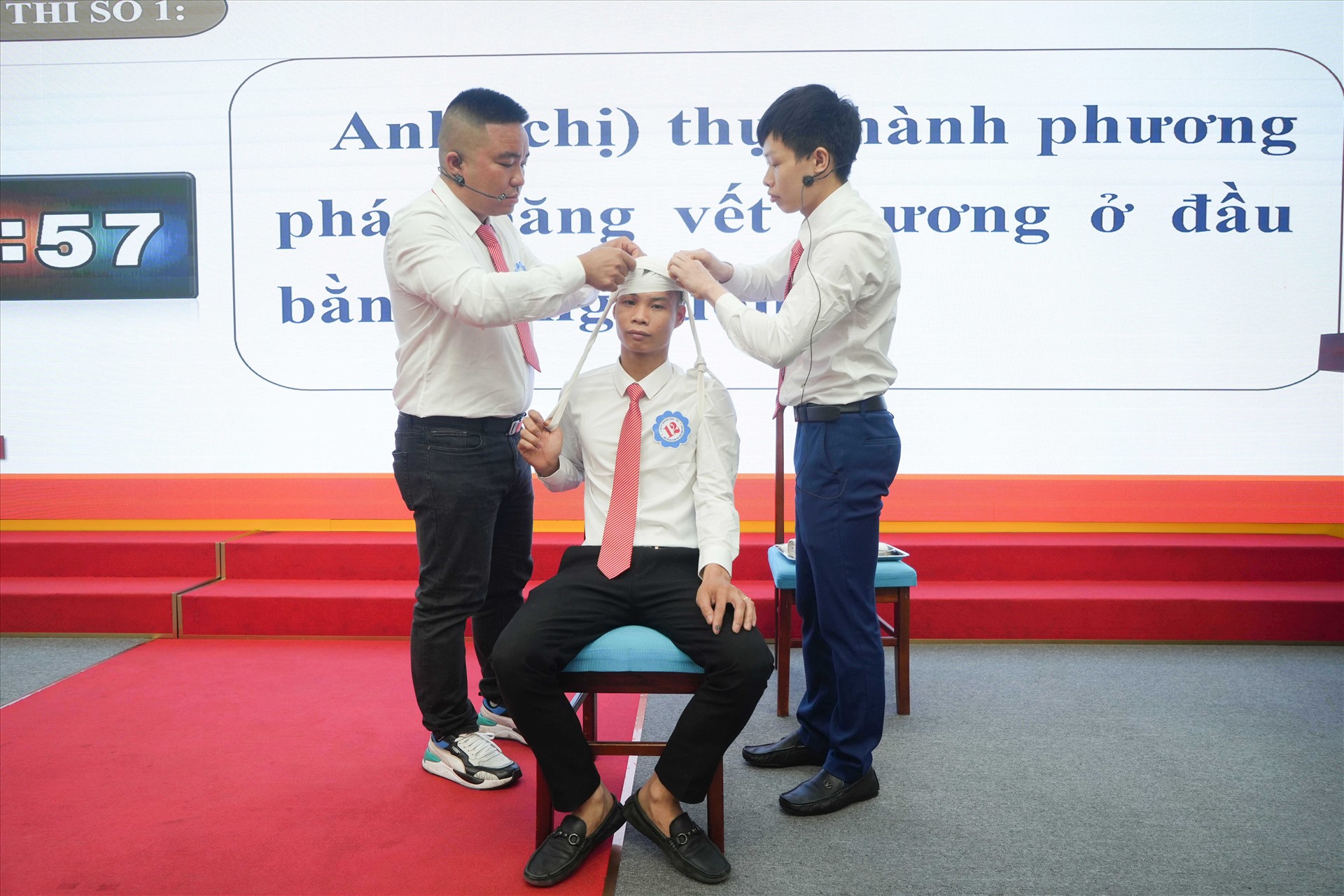 Các thí sinh tham gia phần thi thực hành y tế sơ cấp cứu người bị nạn. Ảnh: Công ty Than Hạ Long.