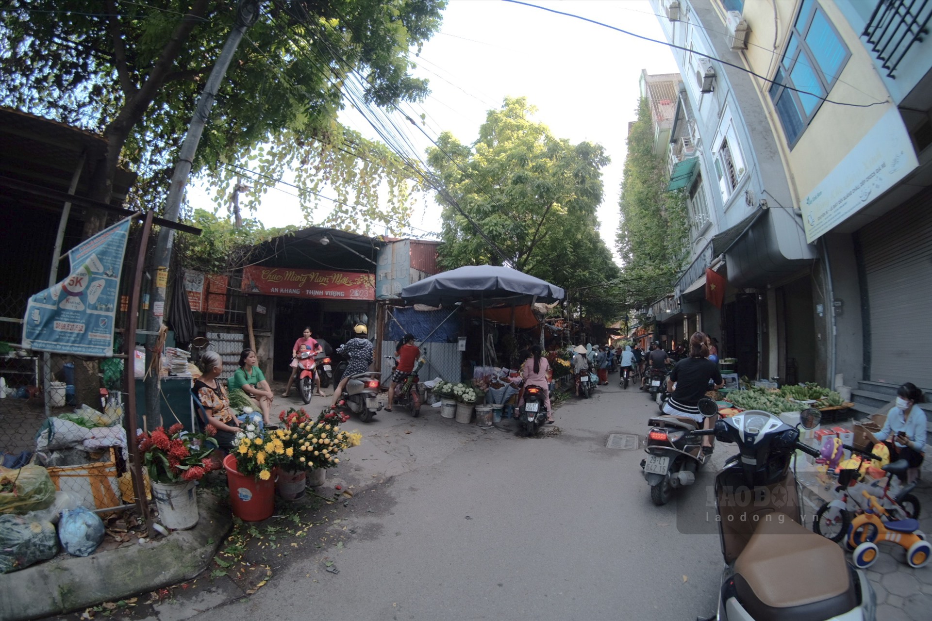 Trong khi chợ dân sinh Phú Đô xây xong bị bỏ hoang, thì ngay gần đó các tiểu thương phải buôn bán trong chợ tạm xập xệ. 