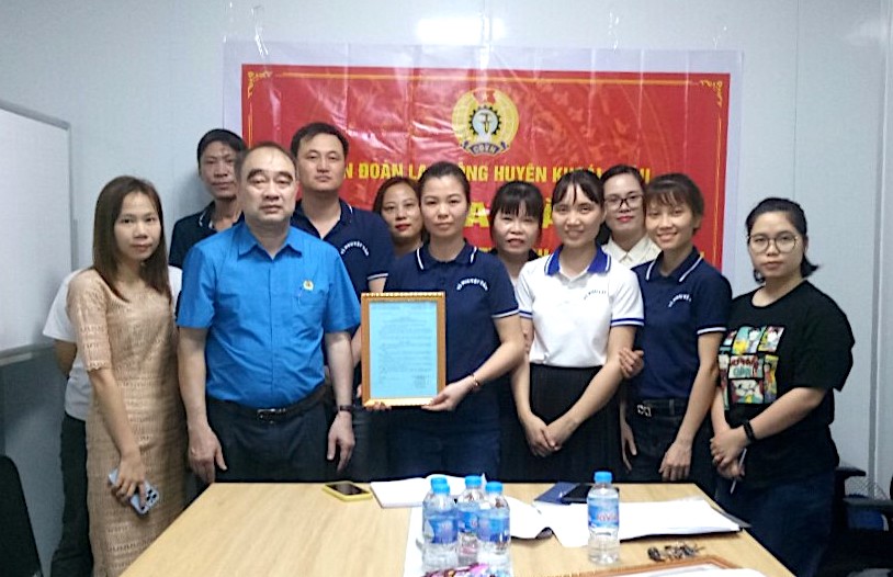 LĐLĐ huyện Khoái Châu (Hưng Yên) thành lập Công đoàn cơ sở chào mừng Đại hội công đoàn các cấp, nhiệm kỳ 2023- 2028. Ảnh: Công đoàn Hưng Yên