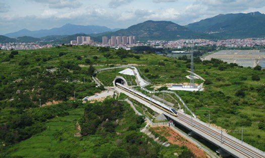 Tàu cao tốc CR450 của Trung Quốc chạy thử thành công trong đường hầm Haiwei với tốc độ 420 km/h. Ảnh: Đường sắt Trung Quốc