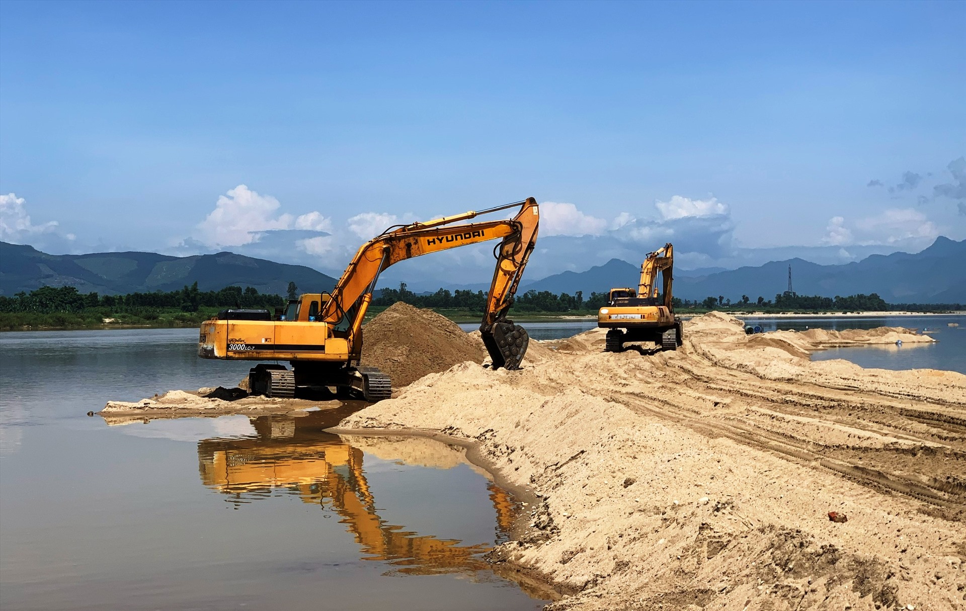 Hiện cát xây dựng ở Quảng Ngãi đang trong tình trạng cung không đủ cầu. Ảnh: Ngọc Viên