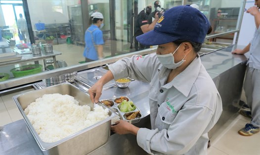 Lãnh đạo và Công đoàn Công ty Cổ phần Hóa Chất Việt Trì đã có nhiều hoạt động chăm lo thiết thực cho bữa ăn ca của người lao động. Ảnh: Hà Anh