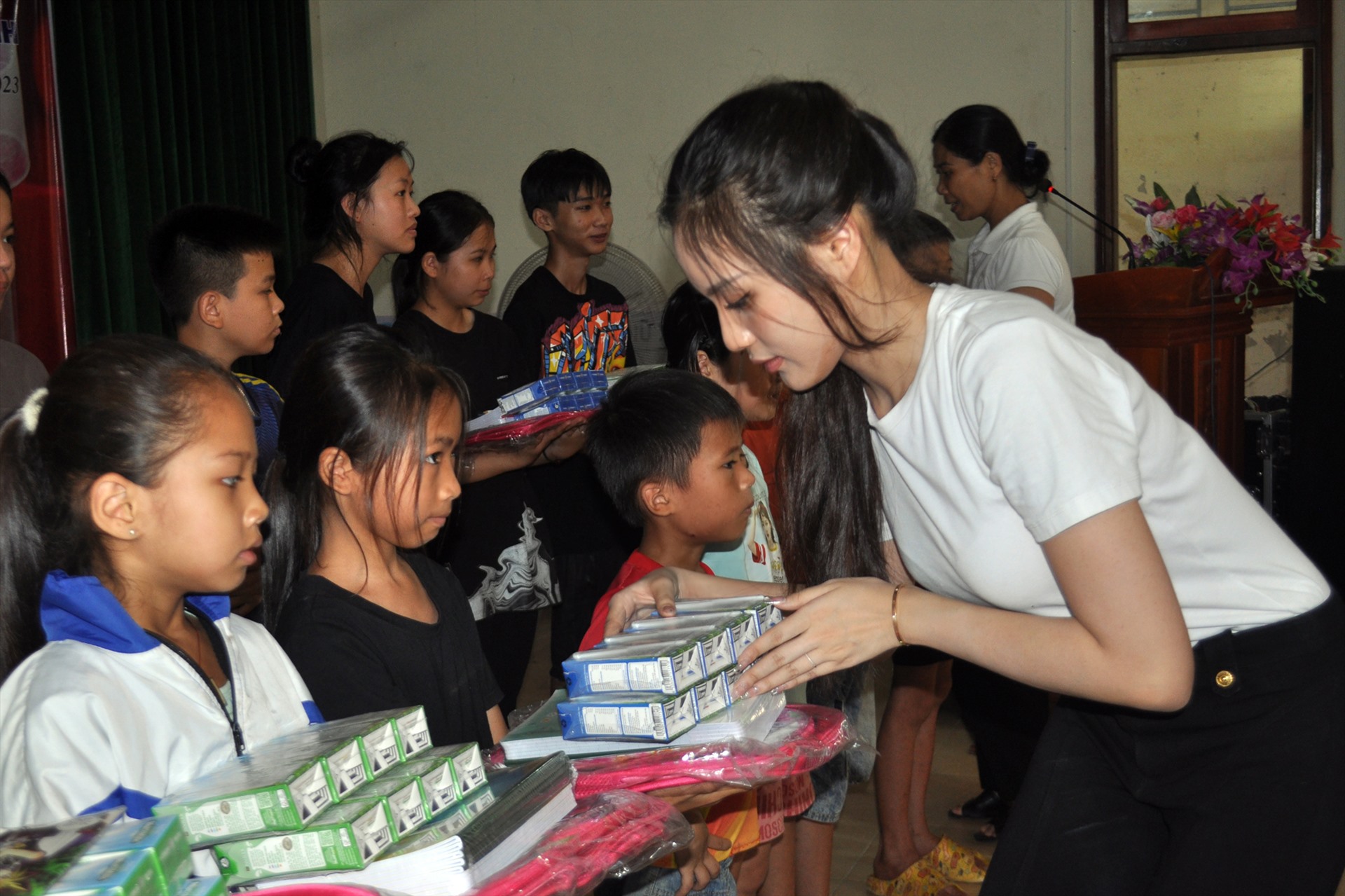 Sinh viên Nguyễn Hoàng Hiểu Minh tặng quà cho các em học sinh xã Sơn Giang (Hương Sơn, Hà Tĩnh). Ảnh: Minh Lý
