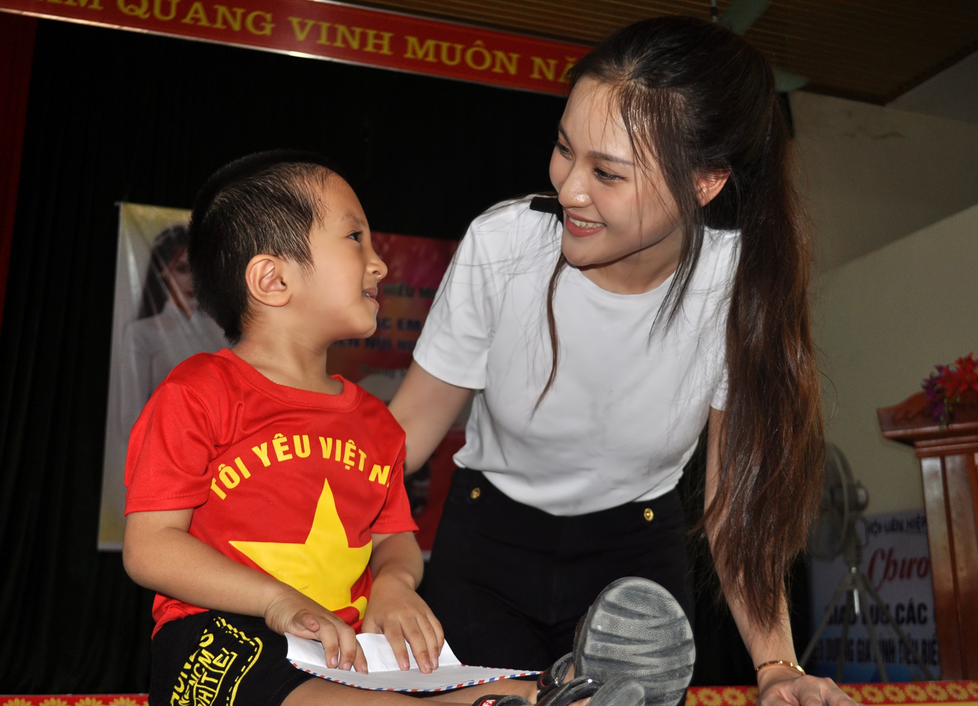 Sinh viên Nguyễn Hoàng Hiểu Minh tặng quà cho em Nguyễn Quang Triều xã Sơn Trung (Hương Sơn, Hà Tĩnh). Ảnh: Minh Lý