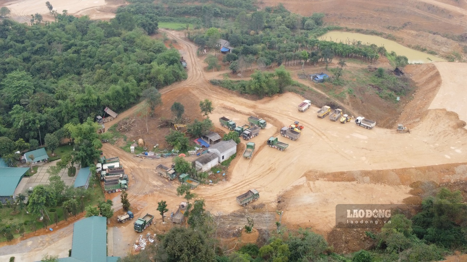 Sau phản ánh của Lao Động, UBND huyện Lương Sơn đã ra quyết định xử phạt trong lĩnh vực xây dựng đối với Chủ đầu tư dự án Khu đô thị sinh thái nghỉ dưỡng cao cấp Đông Trường Sơn 40 triệu đồng. Ảnh: Minh Nguyễn