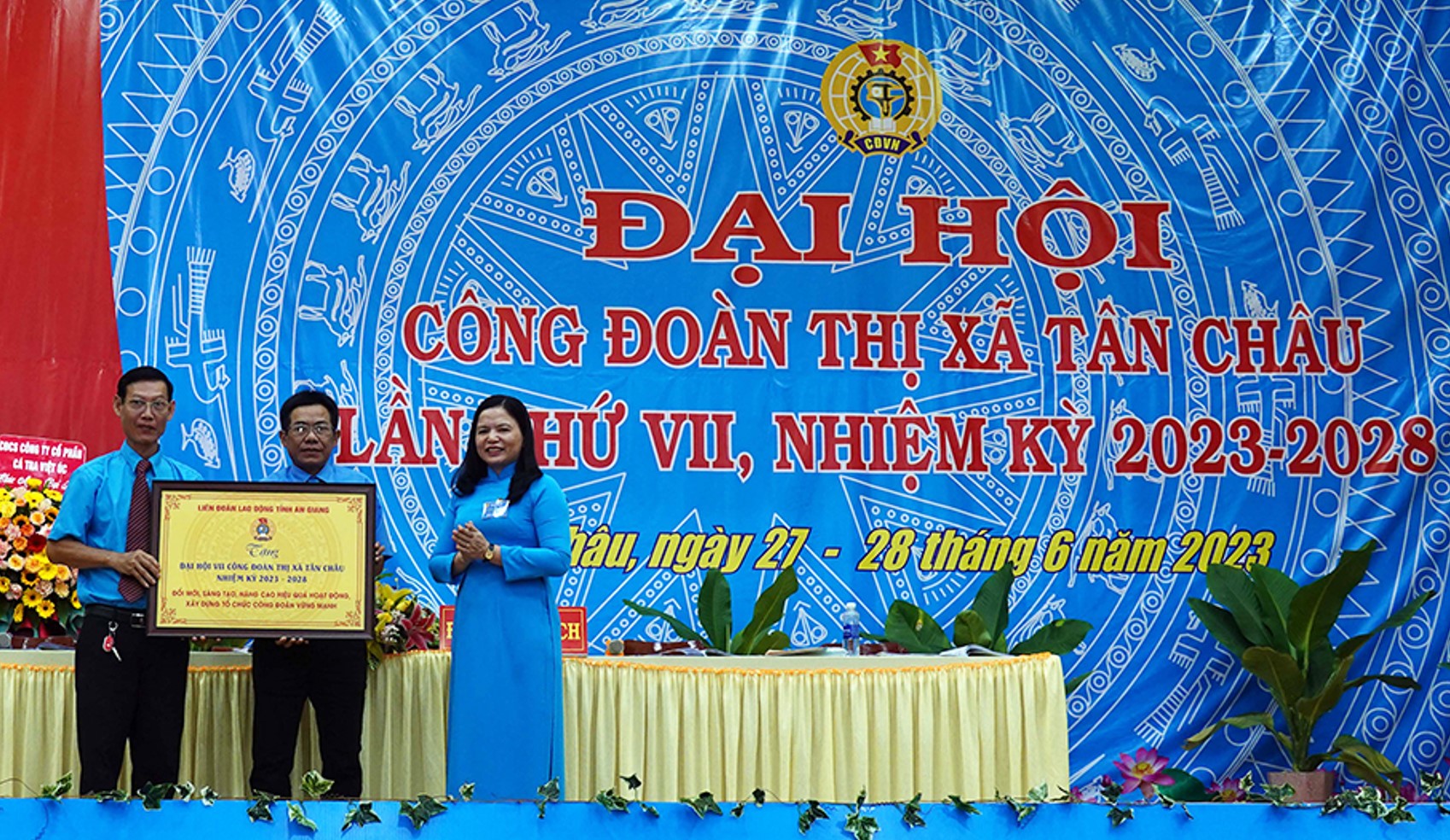 Phó Chủ tịch Thường trực LĐLĐ tỉnh Phan Thị Diễm tặng quà chúc mừng Đại hội Công đoàn thị xã Tân Châu. Ảnh: Cẩm Tú