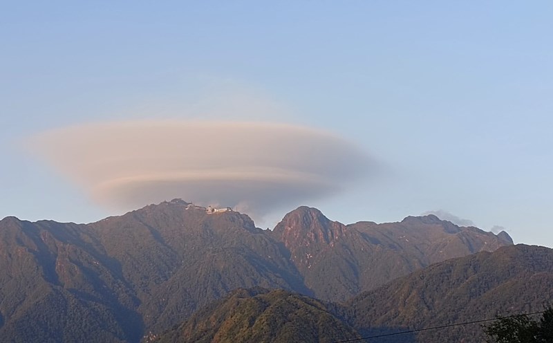 Hình ảnh đám mây trên đỉnh Fansipan giống như một chiếc đĩa bay khiến nhiều du khách thích thú. Ảnh: T. Hà