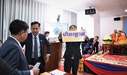 Các quan chức và nhân viên Ủy ban Bầu cử Quốc gia Campuchia giới thiệu thùng phiếu tại lễ bốc thăm xếp thứ tự các chính đảng tham gia tranh cử, ngày 29.5.2023. Ảnh: TTXVN 