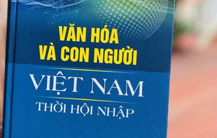 Cuốn sách “Văn hóa và Con người Việt Nam thời hội nhập” của PGS.TS Nguyễn Hồng Vinh. Ảnh: Mi Lan
