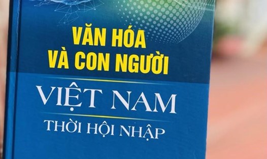 Cuốn sách “Văn hóa và Con người Việt Nam thời hội nhập” của PGS.TS Nguyễn Hồng Vinh. Ảnh: Mi Lan
