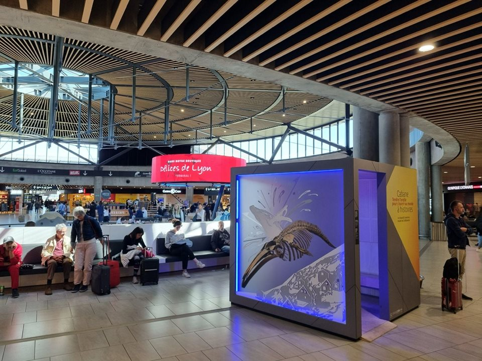 Chiếc “hộp kể chuyện” tại sân bay Saint-Exupéry, Lyon. Ảnh: Ban tổ chức