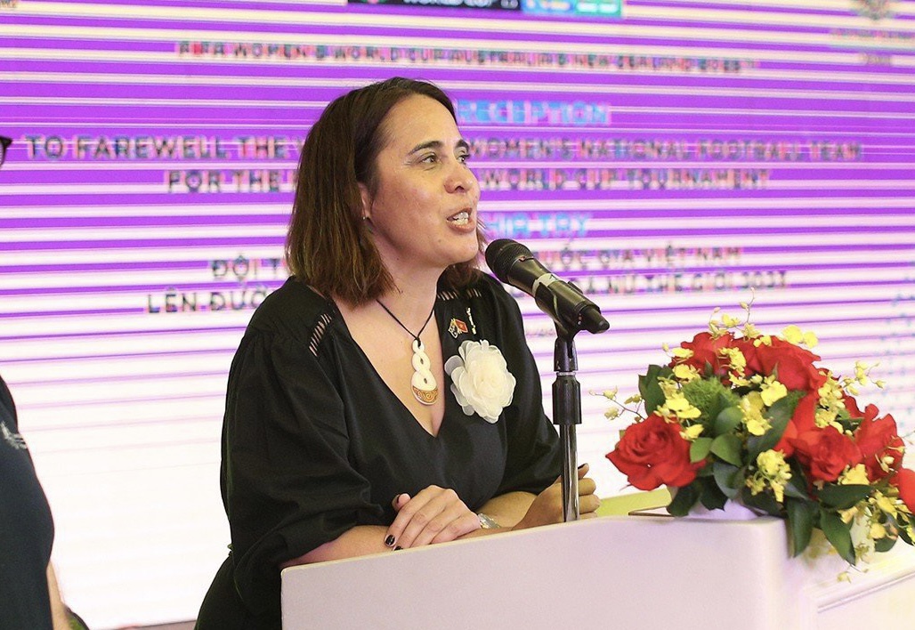 Đại sứ New Zealand - bà Tredene Dobson động viên đội tuyển nữ Việt nam trước khi tham dự World Cup nữ 2023. Ảnh: Trí Công