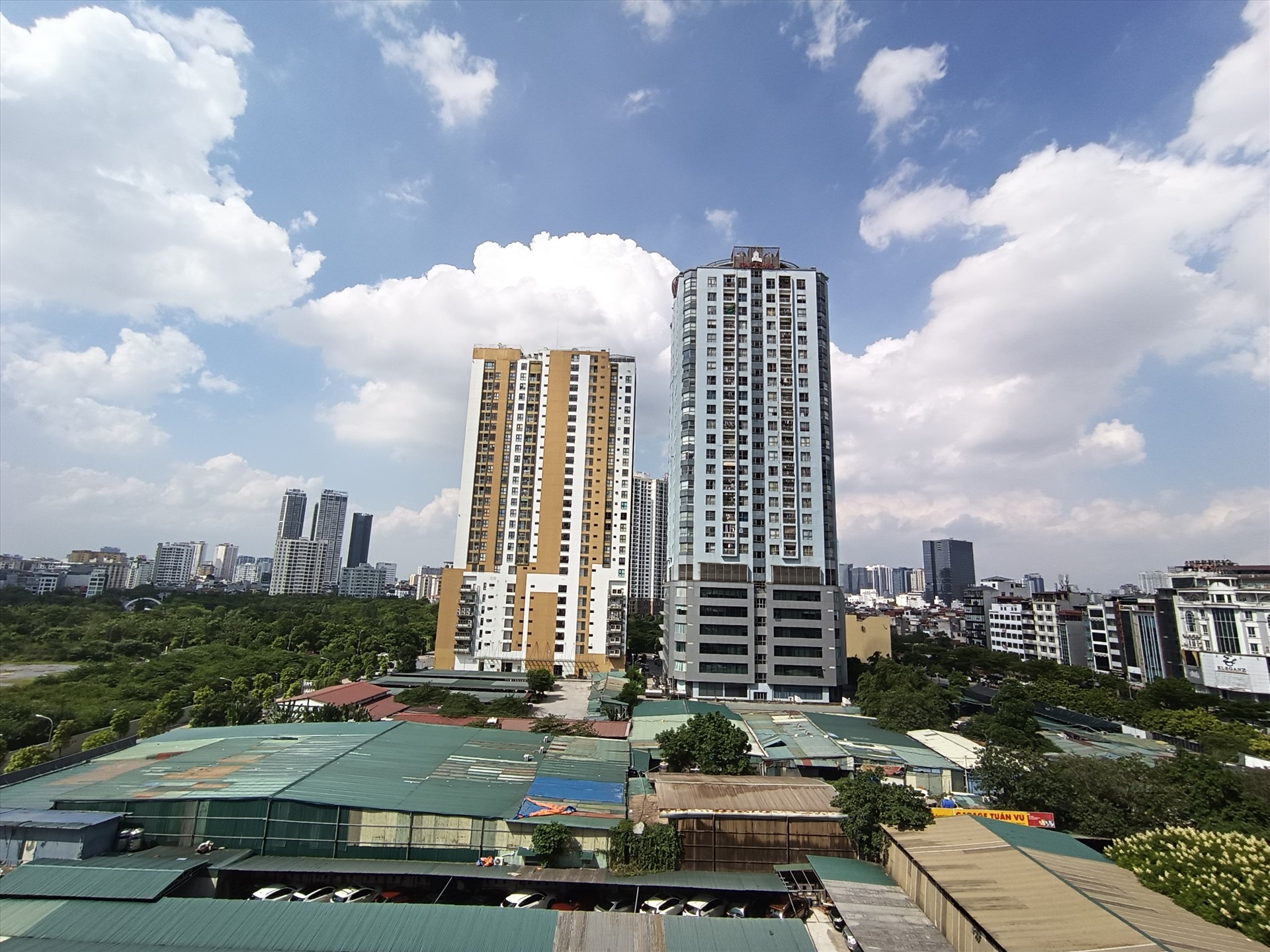 việc đầu tư căn hộ cho thuê tại Hà Nội, TP Hồ Chí Minh đang tiềm ẩn rủi ro khi nguồn cung bất ngờ tăng cao, khách thuê có sự phân hoá rõ rệt.