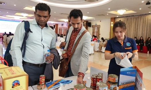 Doanh nghiệp Ấn Độ tham quan gian hàng, tìm hiểu các sản phẩm nổi bật của tỉnh Kiên Giang. Ảnh: Nguyên Anh