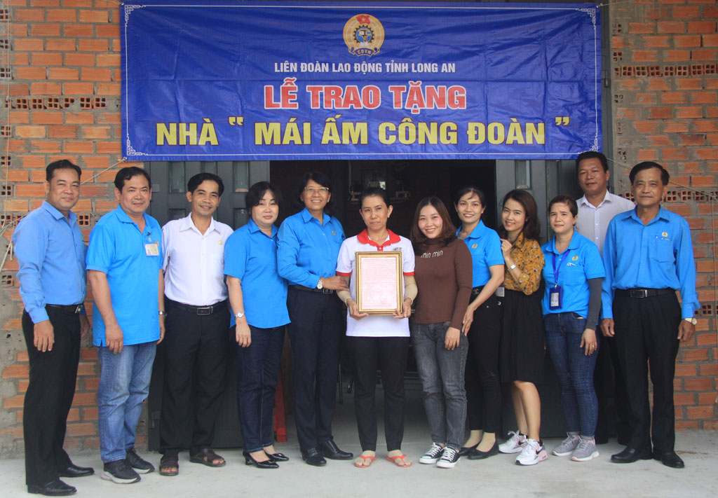 Lãnh đạo LĐLĐ tỉnh Long An trao nhà Mái ấm Công đoàn cho người lao động. 
Ảnh: An Long