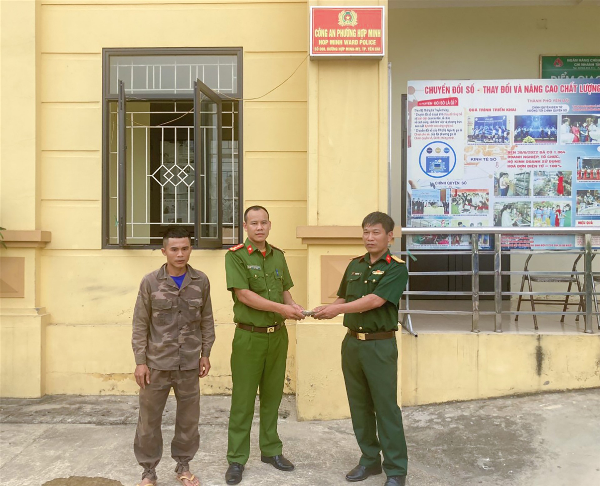 Quản giáo Trại tạm giam Quân khu 2 cùng đại diện Công an phường Hợp Minh trao lại tài sản cho anh Hoàng Văn Vinh (người ngoài cùng bên trái). Ảnh: Bảo Nguyên
