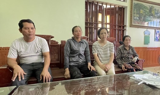 Chị Trần Thị Thơm (thứ 2, từ trái sang) và chị Vũ Thị Hằng (thứ 3, từ trái sang) trao đổi thông tin với phóng viên Báo Lao Động sáng 1.7.2023. Ảnh: Hà Anh