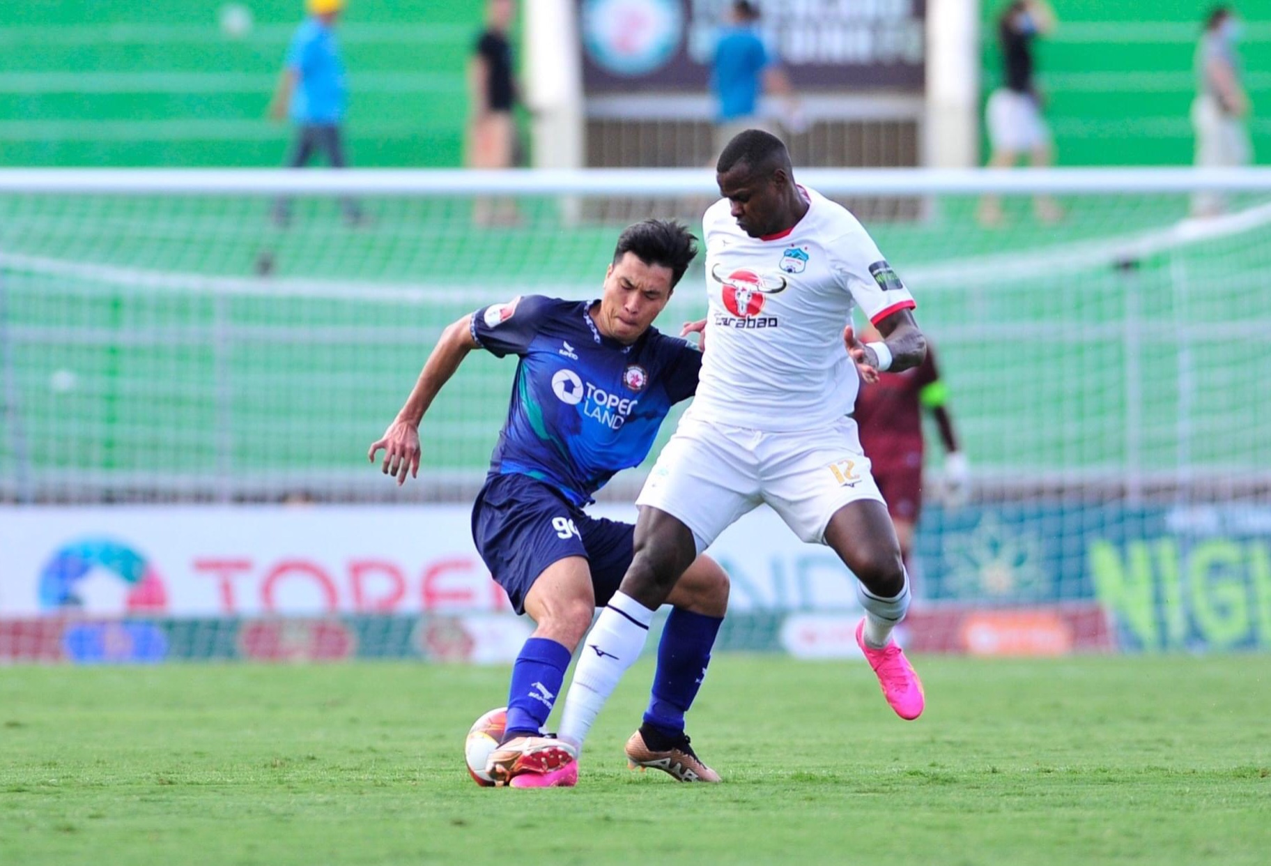 Câu lạc bộ Hoàng Anh Gia Lai (trắng) rơi vào nhóm đua trụ hạng sau trận thua 1-2 trước Bình Định ở vòng 13. Ảnh: Bình Định FC