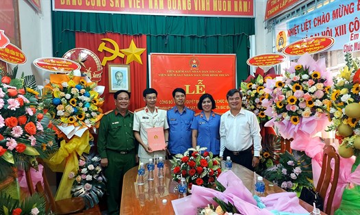 Tân Viện trưởng Nguyễn Hoàng Tuyến (thứ hai từ trái qua) nhận quyết định bổ nhiệm. Ảnh: Viện KSND tỉnh Bình Thuận