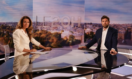 Thị trưởng L'Hay-Les-Roses, ông Vincent Jeanbrun (phải) trả lời phỏng vấn trong bản tin buổi tối của kênh truyền hình Pháp TF1, ngày 2.7.2023. Ảnh: AFP