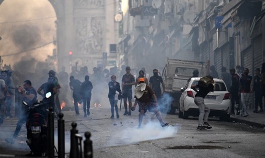 Người biểu tình đụng độ với cảnh sát ở Porte d'Aix,  Marseille, Pháp, ngày 30.6.2023. Ảnh: AFP