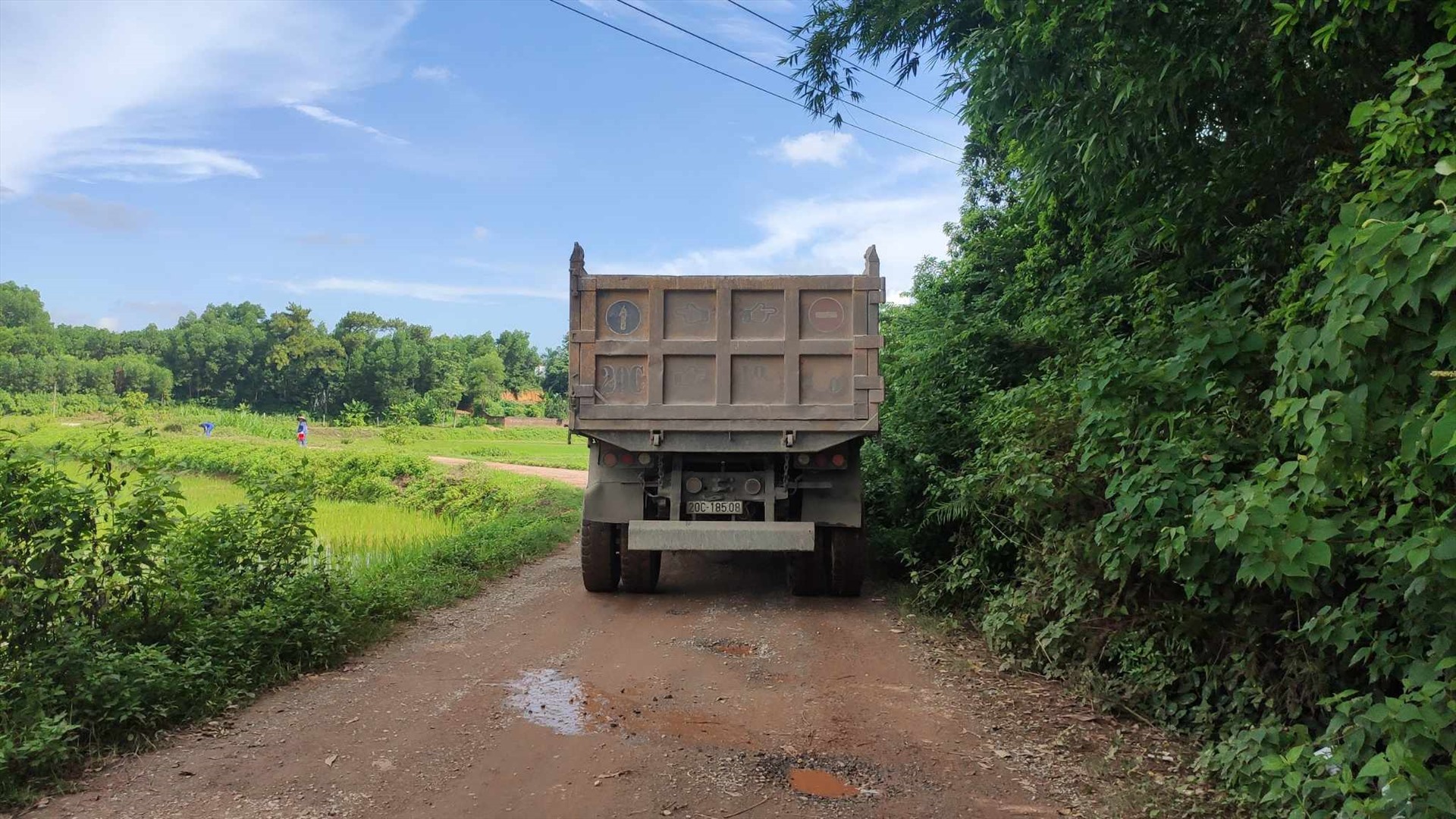 Xe tải lớn lưu thông là nguyên nhân chính khiến tuyến đường lầy lội. Ảnh Minh Hạnh chụp 21.7.2023