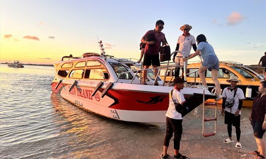 Đảo Phú Quý có nhiều hướng dẫn viên du lịch là người địa phương. Ảnh: Duy Tuấn