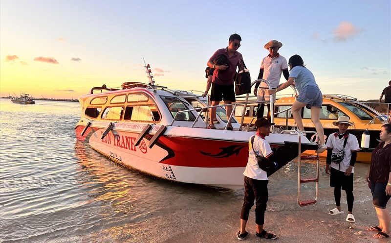 Đảo Phú Quý có nhiều hướng dẫn viên du lịch là người địa phương. Ảnh: Duy Tuấn