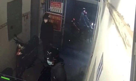 Camera ghi lại vụ trộm đột nhập lấy xe máy. Ảnh: Cắt từ camera