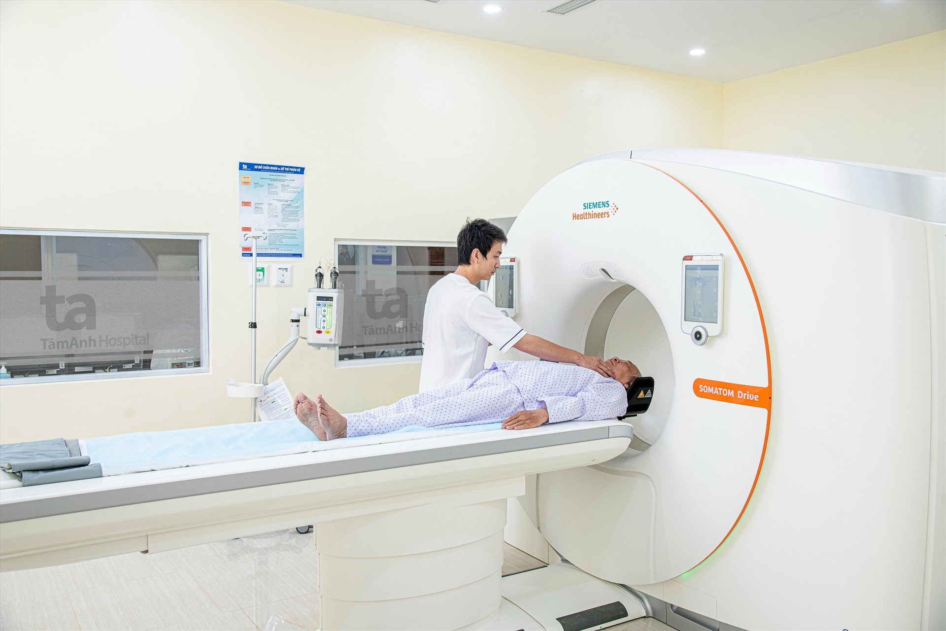 Hệ thống chụp CT 768 lát cắt ứng dụng trí tuệ nhân tạo (AI) tầm soát và chẩn đoán bệnh. Ảnh: Bệnh viện Tâm Anh.