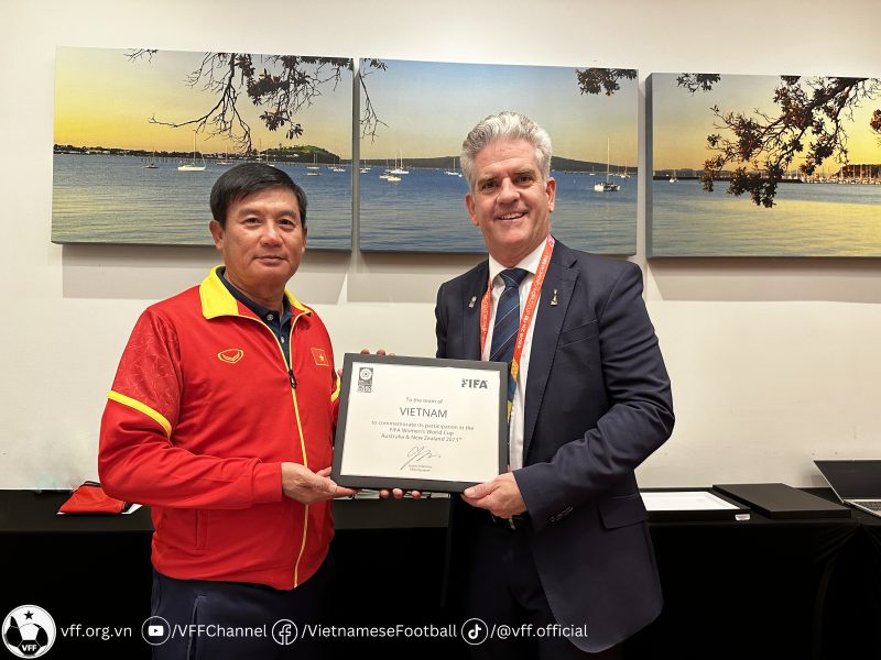 Đại diện FIFA trao bảng danh vị chứng nhận đội tuyển nữ Việt Nam tham dự World Cup 2023 cho trưởng đoàn Trương Hải Tùng. Ảnh: VFF