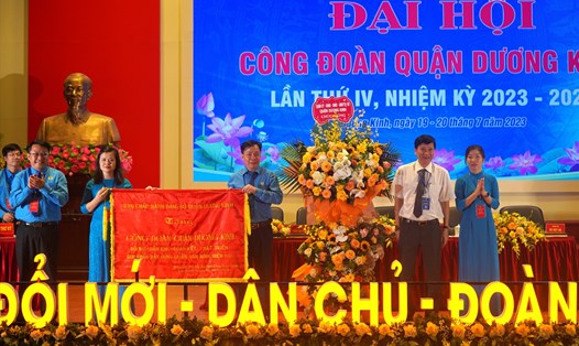 Lãnh đạo quận Dương Kinh chúc mừng thành công Đại hội Công đoàn quận lần thứ IV. Ảnh: Mai Dung