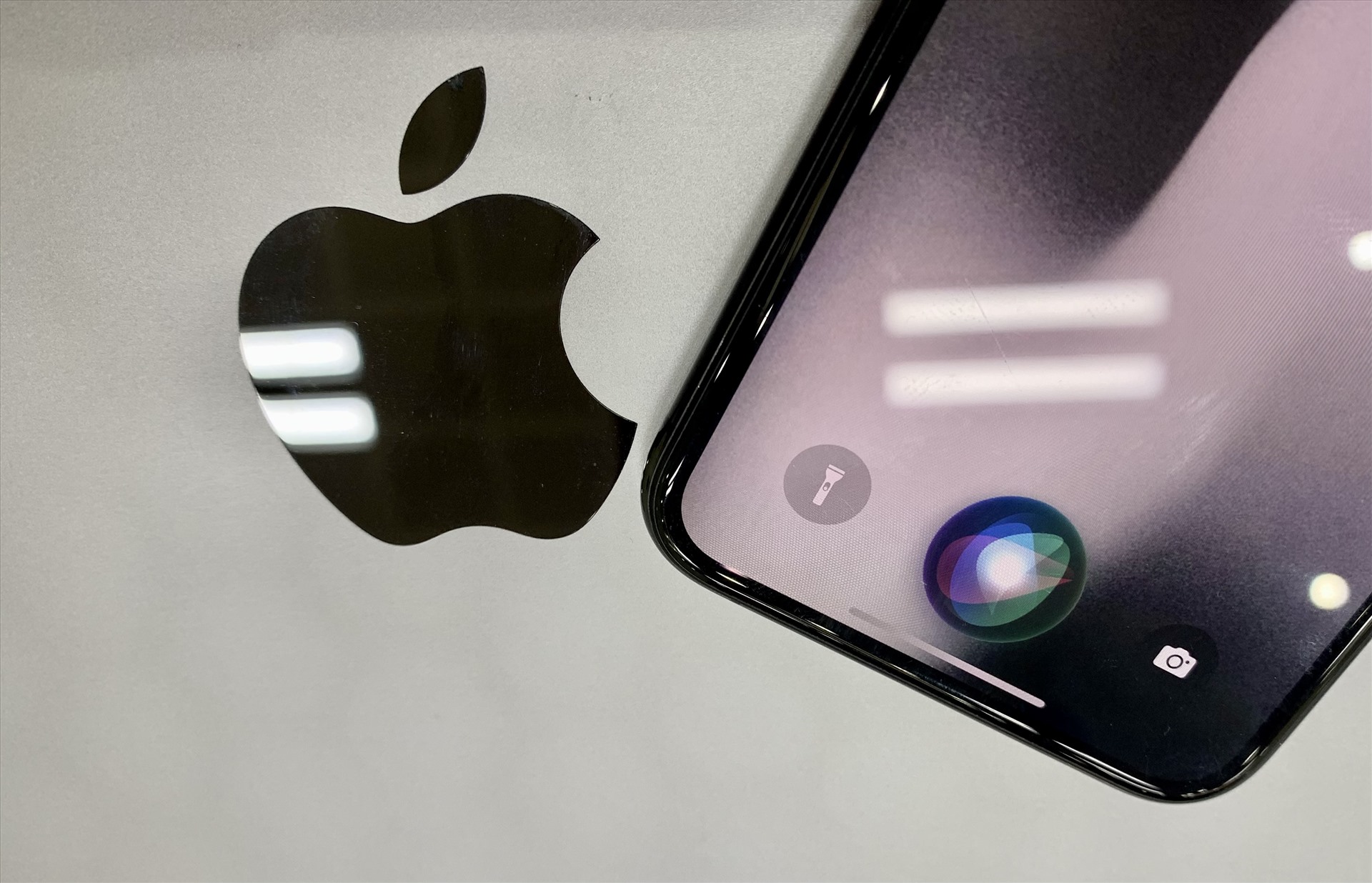 Apple được cho là đang chậm hơn các đối thủ của mình trong mảng trí tuệ nhân tạo khi sản phẩm AI cốt lõi của Apple, trợ lý ảo Siri, vẫn bị đình trệ trong nhiều năm qua. Ảnh: Anh Vũ