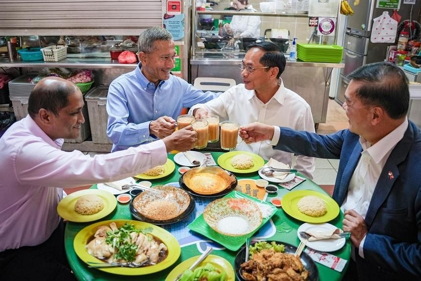 Hai vị Ngoại trưởng dùng bữa tại quán ăn của bà Kiều Hạnh. Ảnh: Bộ Ngoại giao Singapore