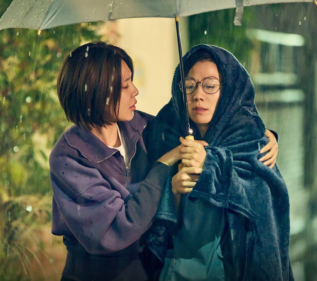 Jeon Hye Jin và Sooyoung tung hứng ăn ý khi đóng vai mẹ con. Ảnh: Nhà sản xuất