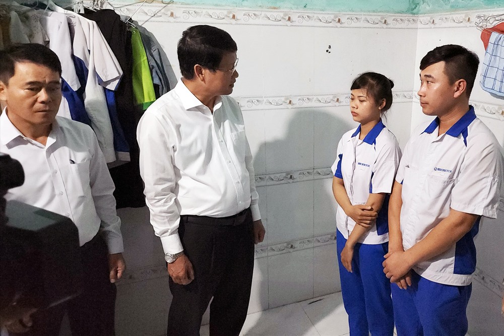 Các cấp chính quyền TP Đà Nẵng thăm người lao động tại các khhu nhà trọ. Ảnh: Thùy Trang