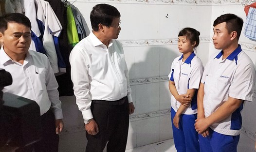 Các cấp chính quyền TP Đà Nẵng thăm người lao động tại các khhu nhà trọ. Ảnh: Thùy Trang