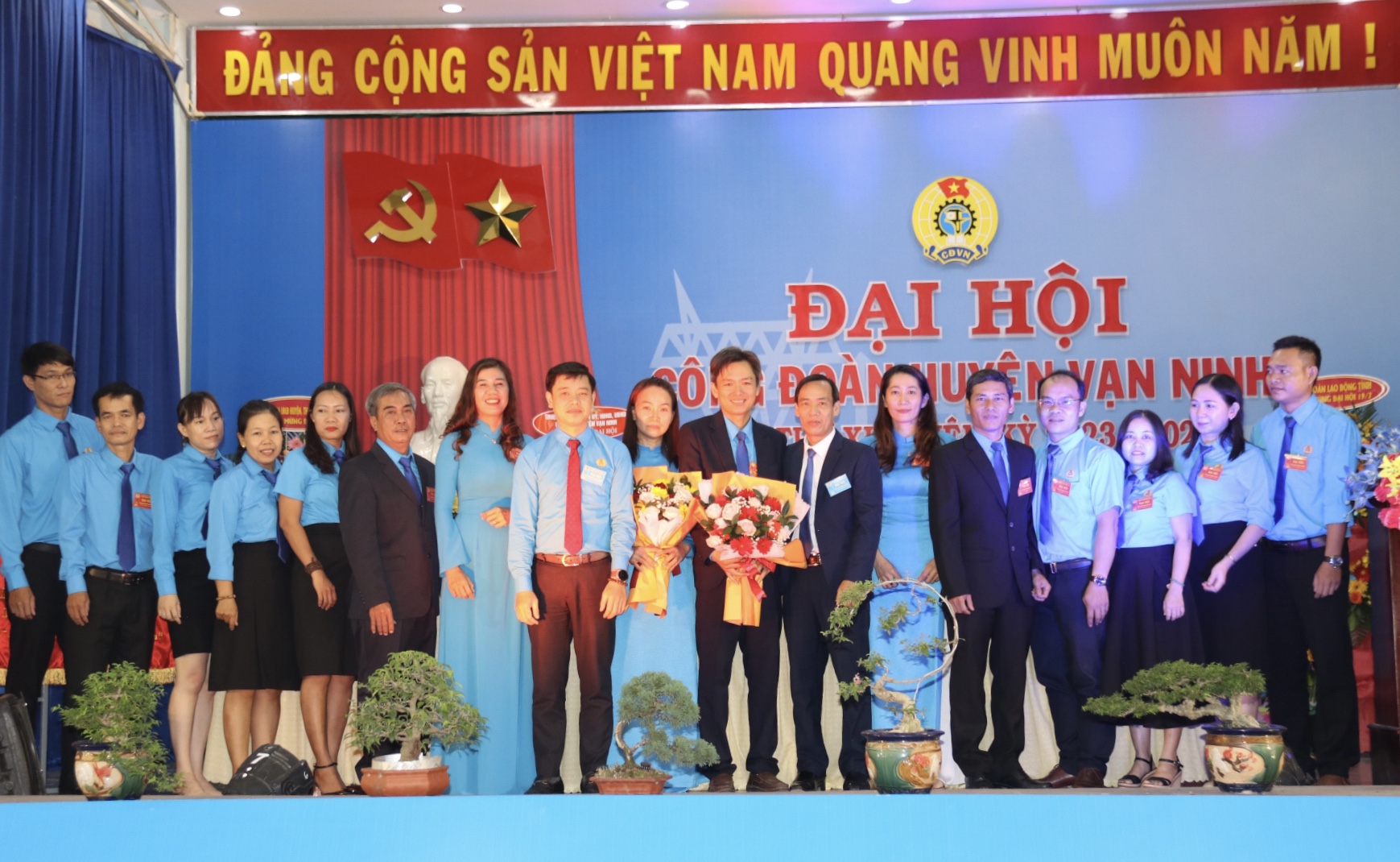 Ban Chấp hành LĐLĐ huyện Vạn Ninh nhiệm kì 2023-2028 ra mắt tại đại hội. Ảnh: Phương Linh