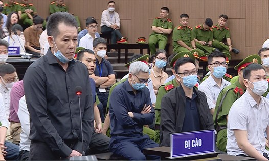 Bị cáo Nguyễn Tiến Mạnh (đứng) tại phiên toà vụ án chuyến bay giải cứu. Ảnh: H.Phương