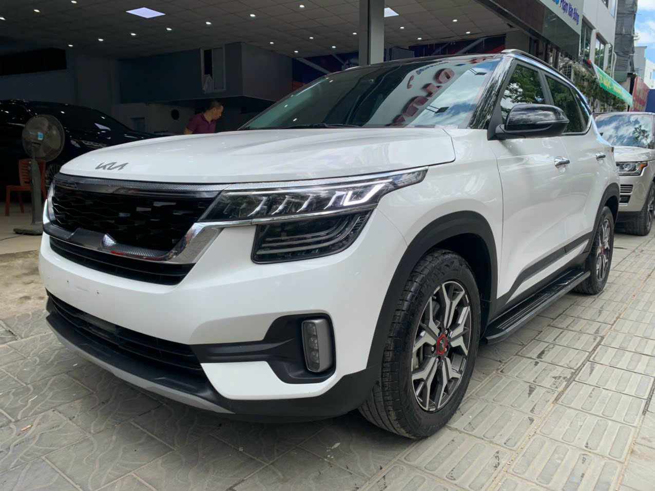 Thị trường ôtô cũ ảm đạm sau giảm phí trước bạ 50%. Ảnh Minh Độ